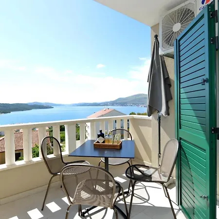 Teco - Moderne Mit Pool Und Meerblick Apartmán *