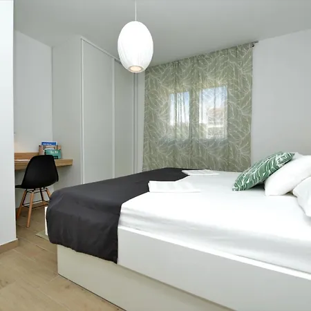 Apartment Tećo - Moderne Mit Pool Und Meerblick Trogir