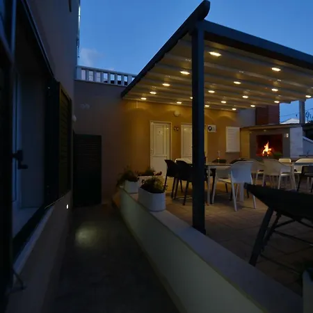 Teco - Moderne Mit Pool Und Meerblick Apartmán