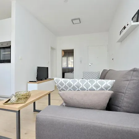 Apartment Tećo - Moderne Mit Pool Und Meerblick Trogir