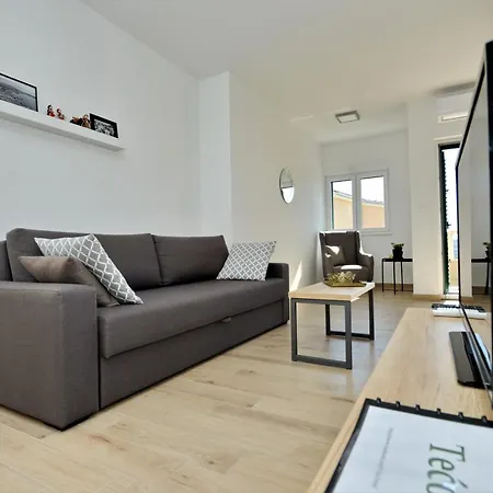 Apartment Tećo - Moderne Mit Pool Und Meerblick