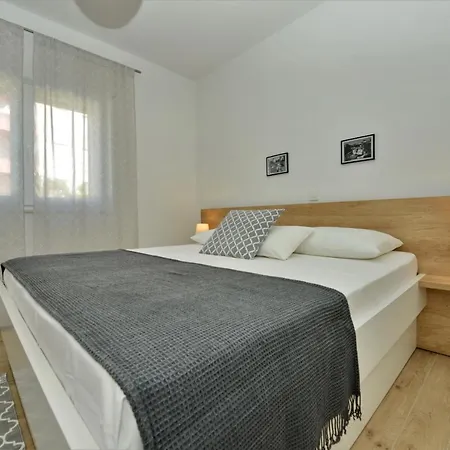 Tećo - Moderne Mit Pool Und Meerblick