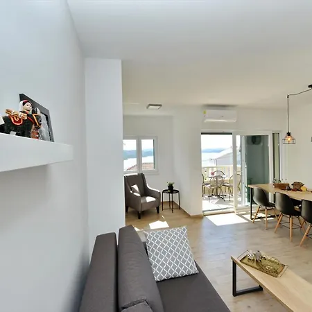 Tećo - Moderne Mit Pool Und Meerblick Trogir