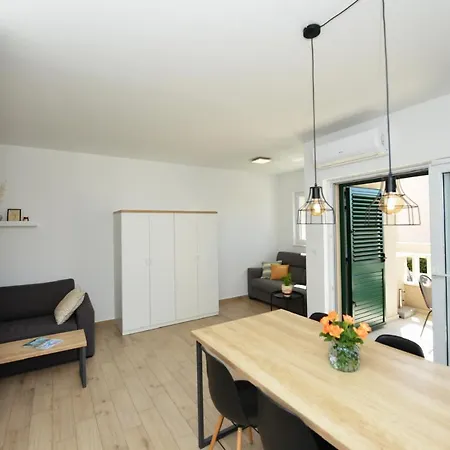 Tećo - Moderne Mit Pool Und Meerblick