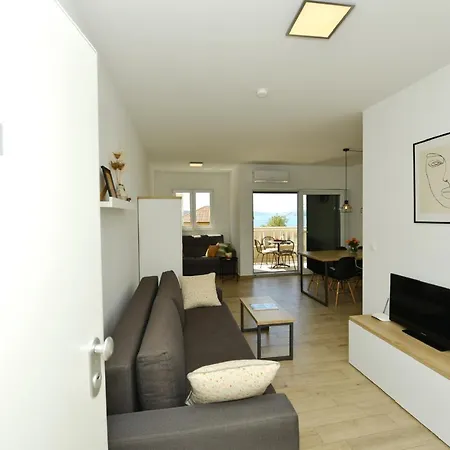 Tećo - Moderne Mit Pool Und Meerblick Trogir