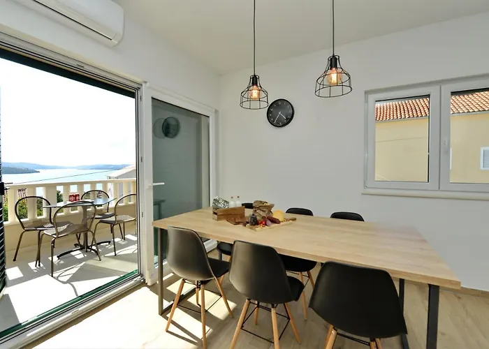 Апартаменти Teco - Moderne Mit Pool Und Meerblick Трогір